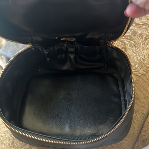 Beautiful Lambskin leather CHANEL Vanity in very good used condition - Picture 7 of 11